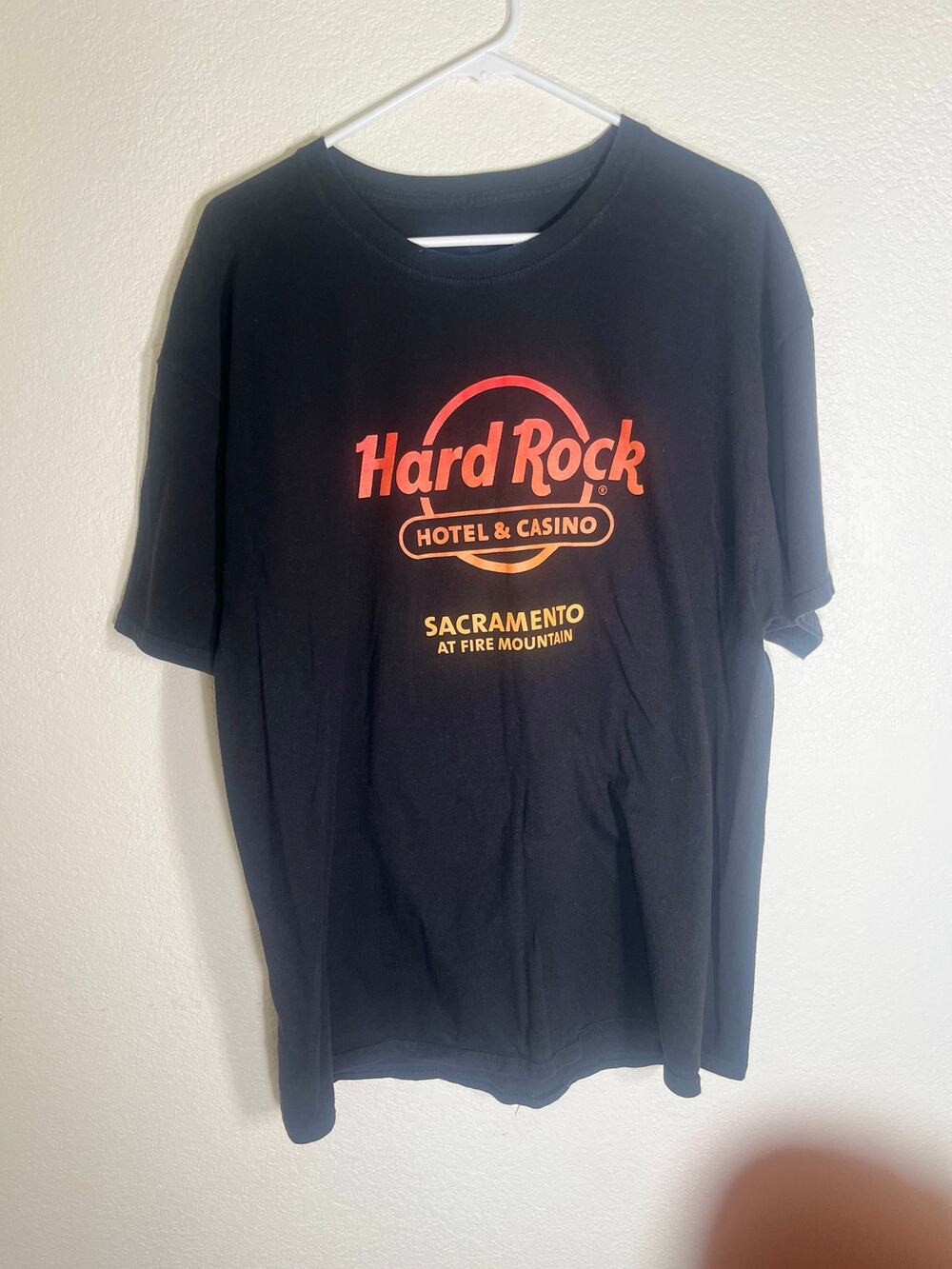 Hard Rock Large black T-shirt w/graphic design-used good